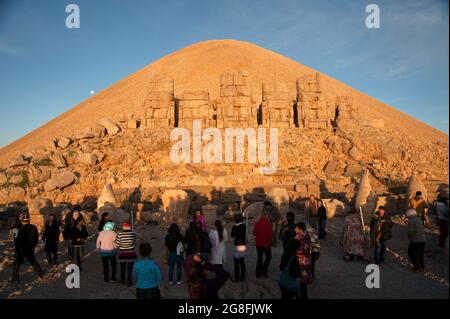 Adiyaman, Türkei - 06-29-2010: Nemrut Mountain, Adiyaman, Türkei. Einheimische und ausländische Touristen beobachten den Sonnenaufgang und gehen zum Berghang, um die zu sehen Stockfoto