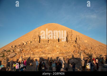 Adiyaman, Türkei - 06-29-2010: Nemrut Mountain, Adiyaman, Türkei. Einheimische und ausländische Touristen beobachten den Sonnenaufgang und gehen zum Berghang, um die zu sehen Stockfoto