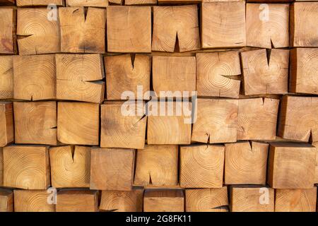 Hölzerne, strukturierte Wand, ausgekleidet mit Holzwürfeln, Längsschnitte einer Tanne. Draufsicht. Stockfoto