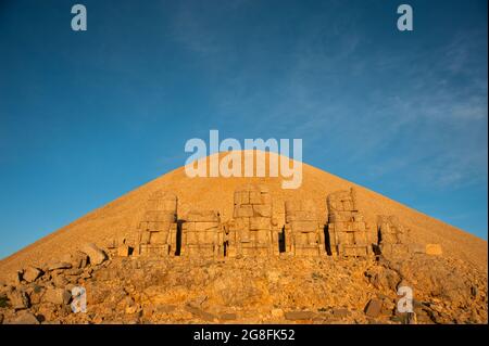 Alte Statuen auf dem Gipfel des Nemrut-Berges, Türkei. Der Mount Nemrut ist UNESCO-Weltkulturerbe. Adiyaman, Türkei Stockfoto