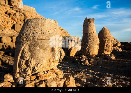 Alte Statuen auf dem Gipfel des Nemrut-Berges, Türkei. Der Mount Nemrut ist UNESCO-Weltkulturerbe. Adiyaman, Türkei Stockfoto