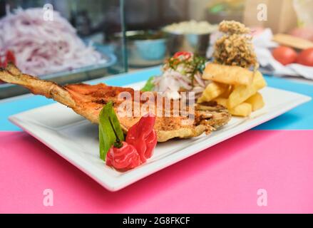 PERUANISCHE KÜCHE, typisches Gericht gebratene Forelle, mit Reis, Yucca und Salat, Sective Focus Stockfoto