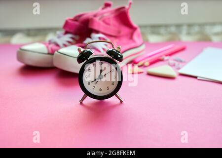 Time to Back to School-Konzept, Schul- und Büromaterial mit Kopierplatz. Viele verschiedene Schreibwaren auf buntem Hintergrund, flaches Lay, sp Stockfoto