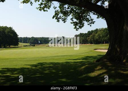 Sunningdale, UK. Juli 2021. Vorbereitungen für den Start der Senior Open Championship (Golf), unterstützt von Rolex, hier das berühmte 18. Green und Sunningdale Oak Credit: Motofoto/Alamy Live News Stockfoto