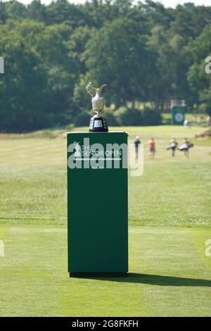 Sunningdale, UK. Juli 2021. Vorbereitungen für den Start der Senior Open Championship (Golf) unterstützt von Rolex Hier die berühmte "Senior" Claret Jug Trophäe Credit: Motofoto/Alamy Live News Stockfoto