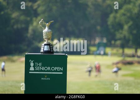 Sunningdale, UK. Juli 2021. Vorbereitungen für den Start der Senior Open Championship (Golf) unterstützt von Rolex Hier die berühmte "Senior" Claret Jug Trophäe Credit: Motofoto/Alamy Live News Stockfoto