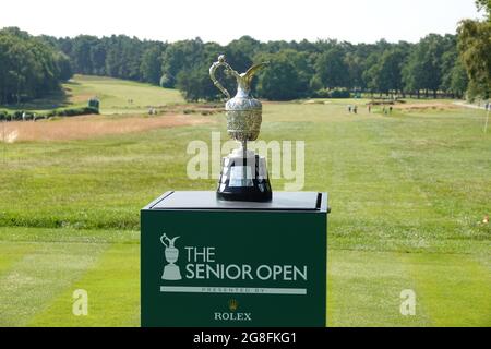 Sunningdale, UK. Juli 2021. Vorbereitungen für den Start der Senior Open Championship (Golf) unterstützt von Rolex Hier die berühmte "Senior" Claret Jug Trophäe Credit: Motofoto/Alamy Live News Stockfoto