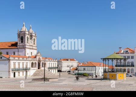 Nazare, Portugal - 28. Juni 2021: Die Kirche unserer Lieben Frau von Nazare in Sitio da Nazare Stockfoto