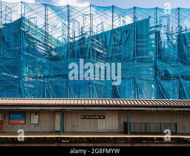 Bau hinter der U-Bahn-Station 52nd Street in Woodside in New York am Samstag, 10. Juli 2021. (© Richard B. Levine) Stockfoto