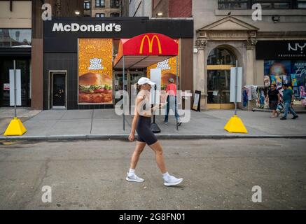 Ein McDonald's-Restaurant auf dem Union Square in New York wirbt für das Crispy Chicken Sandwich Deluxe-Angebot am Sonntag, den 11. Juli 2021. Im Jahr 2019 debütierte Popeye’s mit seinem Hühnchen-Sandwich zu einem großen Erfolg, der fast jede Fast-Food-Kette dazu führte, ein knuspriges Hühnchen-Menüelement zu erzeugen. McDonald's ist endlich als 800-Pfund-Gorilla eingestiegen und hat bereits zu einer Steigerung des Fußgängerverkehrs in seinen Restaurants geführt. (© Richard B. Levine) Stockfoto