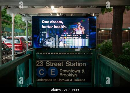 Eine digitale MTA-Werbeanzeige am Eingang zur 23. St-Station in Chelsea in New York wird am Samstag, dem 10. Juli 2021, als Vandalismus gesehen. (© Richard B. Levine) Stockfoto