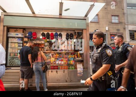 Die Büros der NYPD passieren am Donnerstag, den 15. Juli 2021, einen Zeitungskioské auf dem Times Square in New York. (© Richard B. Levine) Stockfoto
