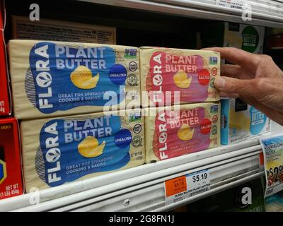 Ein Käufer wählt am Montag, den 12. Juli 2021, in einem Kühlraum in einem Supermarkt in New York ein Paket pflanzlicher Butter der Marke Flora. (© Richard B. Levine) Stockfoto