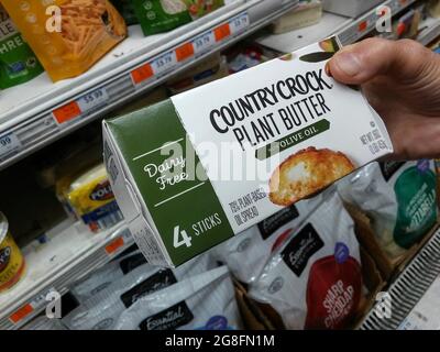 Ein Käufer wählt am Montag, den 12. Juli 2021, ein Paket pflanzlicher Butter der Marke Country Crock in einem Kühlraum in einem Supermarkt in New York. (© Richard B. Levine) Stockfoto