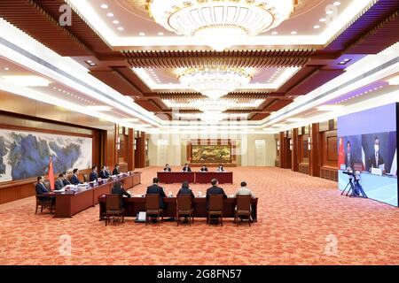 Peking, China. Juli 2021. Li Zhanshu, Vorsitzender des Ständigen Ausschusses des Nationalen Volkskongresses (NPC), hält Gespräche mit Chuan Leekpai, Präsident der thailändischen Nationalversammlung und Sprecher des Repräsentantenhauses, über einen Videolink in Peking, der Hauptstadt Chinas, am 20. Juli 2021. Quelle: Ding Haitao/Xinhua/Alamy Live News Stockfoto