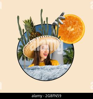 Eine lächelnde junge Frau in Sombrero mit Kaktus und Zirbeldrüse auf ihrem Kopf, die aus dem runden Rahmen über hellen Hintergrund guckt. Stockfoto