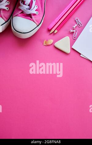 Pink Flat Lay Back to School Konzept, Schul- und Bürobedarf mit Kopierplatz. Viele verschiedene Schreibwaren auf buntem Hintergrund Stockfoto