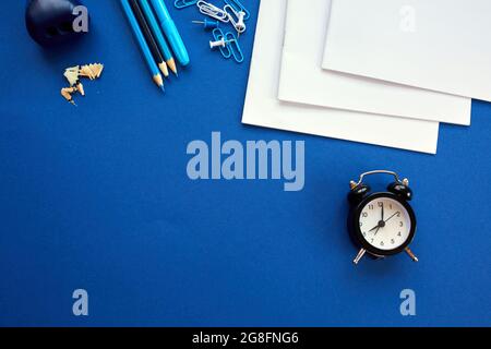 Time to Back to School-Konzept, Schul- und Büromaterial mit Kopierplatz. Viele verschiedene Schreibwaren auf buntem Hintergrund, flaches Lay, sp Stockfoto