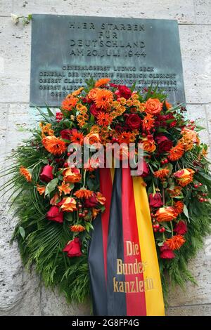 Berlin, Deutschland. Juli 2021. Im Rahmen des Gedenkens an die am 20. Juli 1944 im Widerstand gegen die nationalsozialistische Tyrannei ermordeten Menschen legte die Bundeskanzlerin im Gedenkzentrum des Deutschen Widerstands im Bendlerblock einen Kranz nieder. Nach dem gescheiterten Attentat auf Adolf Hitler wurden Claus Graf Schenk von Stauffenberg und andere Offiziere an dieser Stelle angeschossen. Aufgrund der Corona-Pandemie wurde in diesem Jahr kein Gedenkgottesdienst an diesem Standort abgehalten. Quelle: Wolfgang Kumm/dpa/Alamy Live News Stockfoto