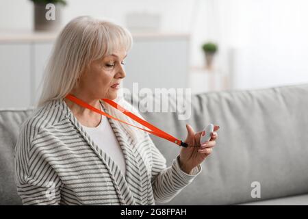 Ältere Frau, die die Alarmtaste gedrückt hält und betätigt, Nahaufnahme Stockfoto