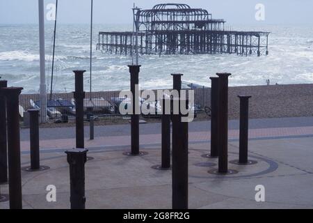 Der alte Pier in Brighton schloss 1975 und erlitt 2003 Sturmschäden und zwei Brände im Jahr 2003, was ihn nicht mehr reparieren ließ. Stockfoto