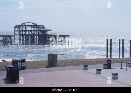 Der alte Pier in Brighton schloss 1975 und erlitt 2003 Sturmschäden und zwei Brände im Jahr 2003, was ihn nicht mehr reparieren ließ. Stockfoto