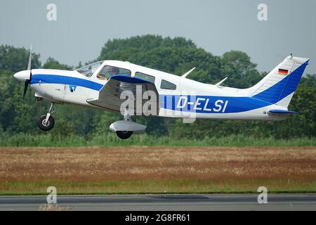 WILHELMSHAVEN, 18. Jul 2020: Ein leichtes Flugzeug der Piper PA 28 Stockfoto