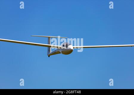 Der Rolladen-Schneider LS8-18, R4 G-CJLN, der Royal Air Force Gliding and Soaring Association, führt am Ende einer Rennaufgabe einen Tiefpass durch. Stockfoto