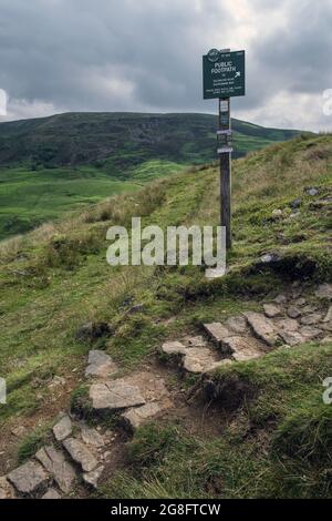 Peak und Northern Footpaths Society Schild auf dem Pennine Way in Torside Clough, Longdendale, Peak District National Park, Derbyshire Stockfoto