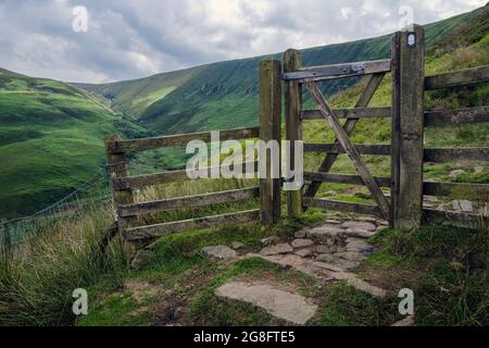 Auf dem Pennine Way in Torside Clough mit Blick auf Bleaklow Head, Peak District National Park, Derbyshire Stockfoto