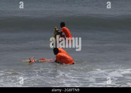 Lord ganesh Idol ist eingetaucht Meerwasser Stockfoto