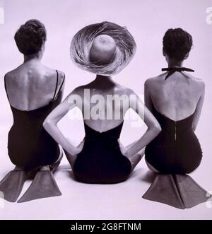 Toni Frisell - Swim Fashion - 1950 - drei Modelle in Swim-wear mit Rücken zur Kamera. Einer trägt einen bech-Hut. Stockfoto