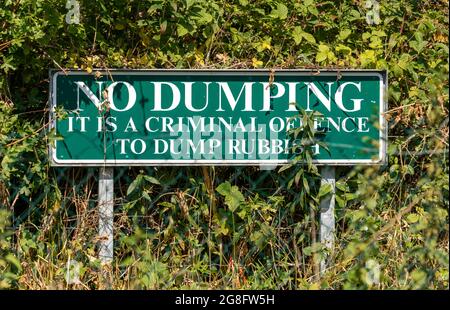 Kein Warnschild für Mülldeponien auf einem Landweg im ländlichen Gloucestershire, den cotswolds, Großbritannien Stockfoto