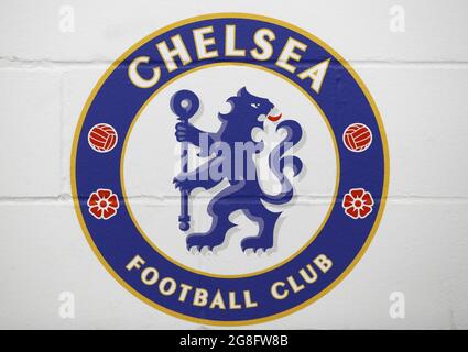 Aktenfoto vom 15-02-2021 eines Wandbildes mit dem Chelsea-Abzeichen an der Stamford Bridge, London. Ausgabedatum: Dienstag, 20. Juli 2021. Stockfoto