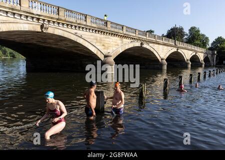 Serpentinenschwimmer nehmen an der jährlichen „Bridge to Bridge“-Veranstaltung Teil. Das Rennen über etwa 1000 Meter von Dell Bridget zur Rennies Bridge. Stockfoto