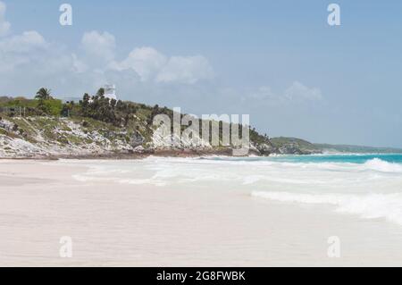 TULUM, MEXIKO - 08. Mai 2017: Die präkolumbianische Maya-Stätte auf Yucatan; eine malerische Aussicht auf schäumende Meereswellen, die in die sandige Küste Rauschen; Parque Nacional d Stockfoto