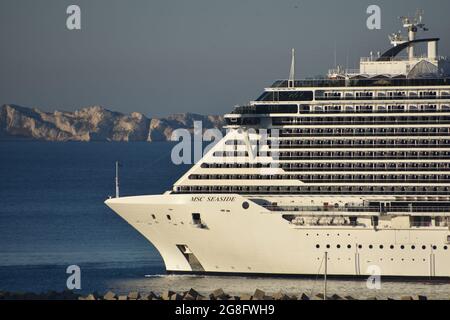 Marseille, Frankreich. Juli 2021. Das MSC Seaside-Schiff kommt im Hafen von Marseille an. (Bild: © Gerard Bottino/SOPA Images via ZUMA Press Wire) Stockfoto