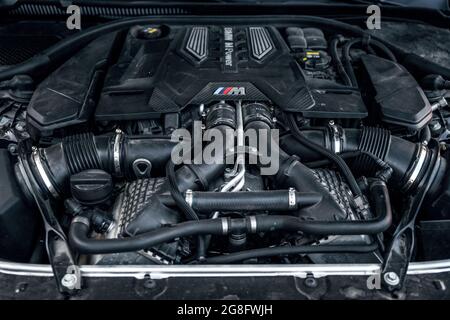 Ukraine, Odessa - 8. Juli 2021: BMW M5, Nahaufnahme des Motors des modernen Autos, Vorderansicht. Verbrennungsmotor, Autoteile, Deteyling. Stockfoto