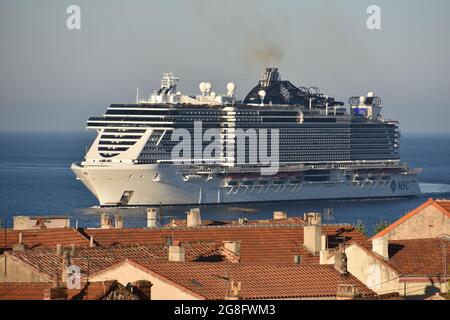 Marseille, Frankreich. Juli 2021. Das MSC Seaside-Schiff kommt im Hafen von Marseille an. (Bild: © Gerard Bottino/SOPA Images via ZUMA Press Wire) Stockfoto