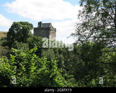 In einer spektakulären Lage auf einem schmalen Grat über Dollar Glen wurde Castle Campbell im 15. Jahrhundert erbaut und heute vom Historic Scotland verwaltet. Stockfoto