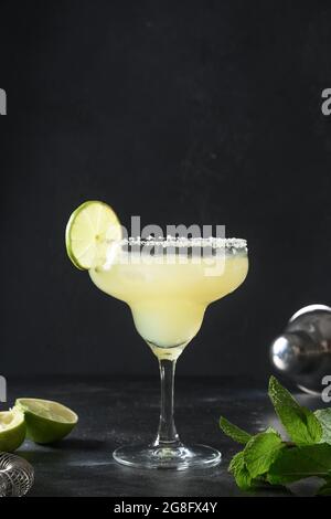 Klassische Margarita Cocktail-Garnitur Limette auf schwarzem Hintergrund. Margarita Cocktail Frische alkoholisches Getränk für den heißen Sommer. Stockfoto