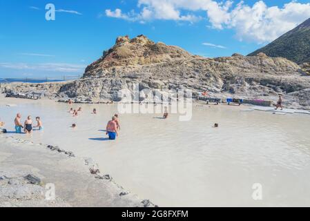 Schlammbad, Vulkaninsel, Äolische Inseln, UNESCO-Weltkulturerbe, Sizilien, Italien, Mittelmeer, Europa Stockfoto