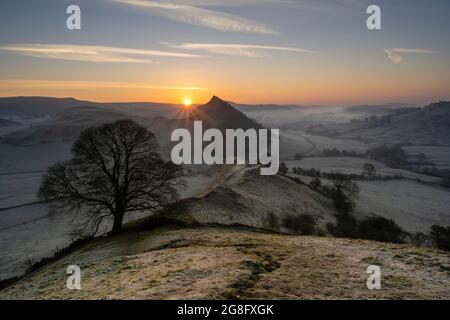 Sonnenaufgang auf dem Chrome Hill im Peak District, Derbyshire, England, Großbritannien, Europa Stockfoto