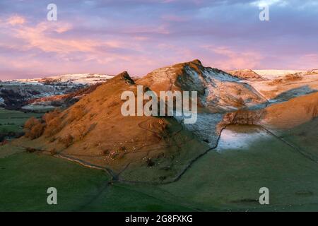 Weidende Schafe auf Parkhouse Hill im Winter, Peak District, Derbyshire, England, Vereinigtes Königreich, Europa Stockfoto