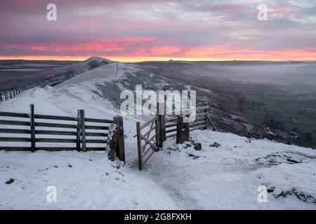 Der Weg, der im Winter vom Mam Tor nach Losehill führt, Peak District, Derbyshire, England, Vereinigtes Königreich, Europa Stockfoto