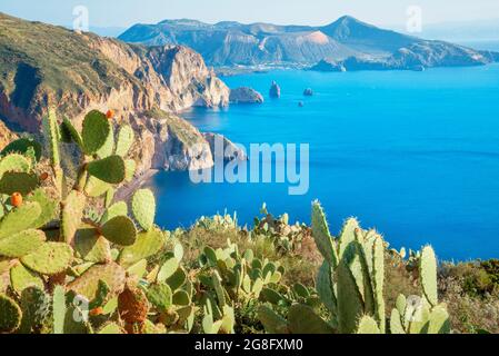 Blick auf Lipari und Vulcano von Belvedere Quattrocchi, Lipari Insel, Äolischen Inseln, UNESCO-Weltkulturerbe, Sizilien, Italien, Mittelmeer Stockfoto