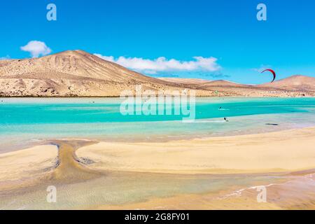 Kitesurfer am Strand Sotavento (Playa de Sotavento de Jandia), Fuerteventura, Kanarische Inseln, Spanien, Atlantik, Europa Stockfoto