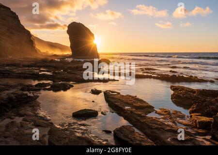 Goldener Sonnenuntergang über dem riesigen Monolith von Roque Del Moro, Cofete Beach, Jandia Nature Park, Fuerteventura, Kanarische Inseln, Spanien, Atlantik, Europa Stockfoto