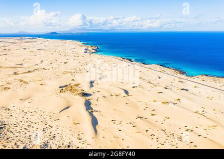 Weiße Sanddünen treffen auf den blauen Atlantik, Luftaufnahme, Naturpark Corralejo, Fuerteventura, Kanarische Inseln, Spanien, Atlantik, Europa Stockfoto