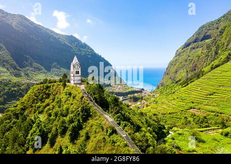 Die Kapelle-Turm Nossa Senhora de Fatima auf der Spitze der grünen Hügel, Sao Vicente, Madeira-Insel, Portugal, Atlantik, Europa Stockfoto